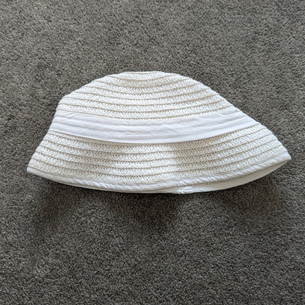 Charming Children's Place White Crocheted Sun Hat with Floral Detail - Size 4-6 - Picture 4 of 5